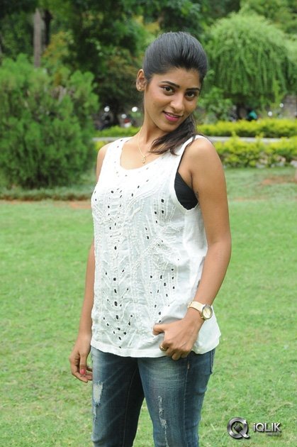 Gayatri-at-Bandhook-Movie-Platinum-Disc-Function